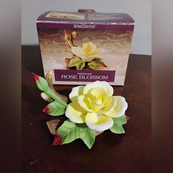 Porcelain Rose Blossom - Yellow and Green - Picture 1 of 10